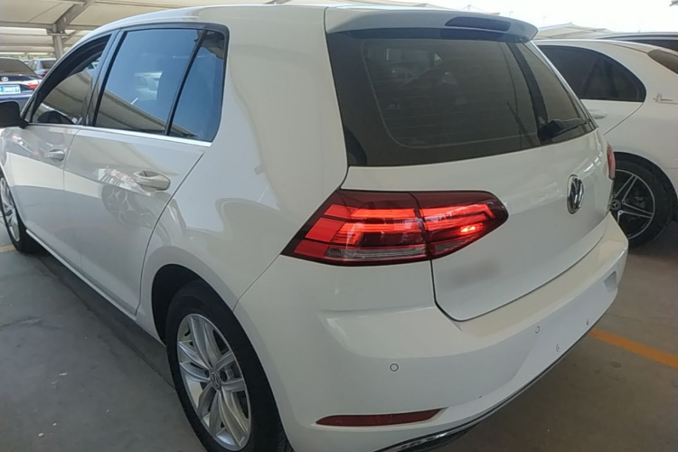 Volkswagen Golf 2019 car image #5