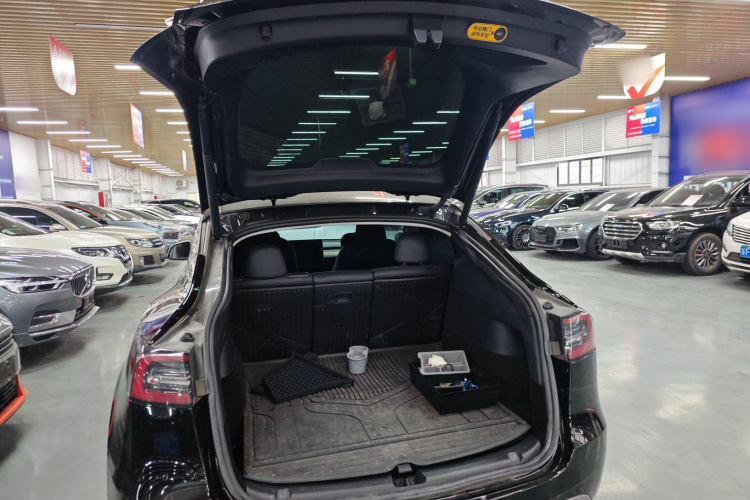 Tesla Model Y 2023 car image #19