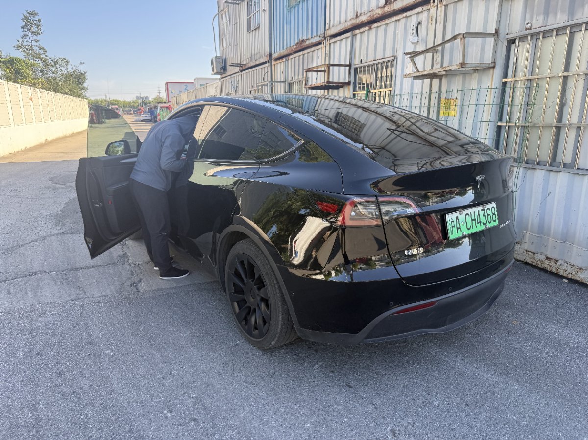Tesla Model Y 2023 #3 Tesla Model Y 2023 car image #3