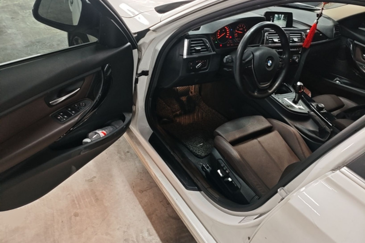 BMW 3 Series 2018 car image #16