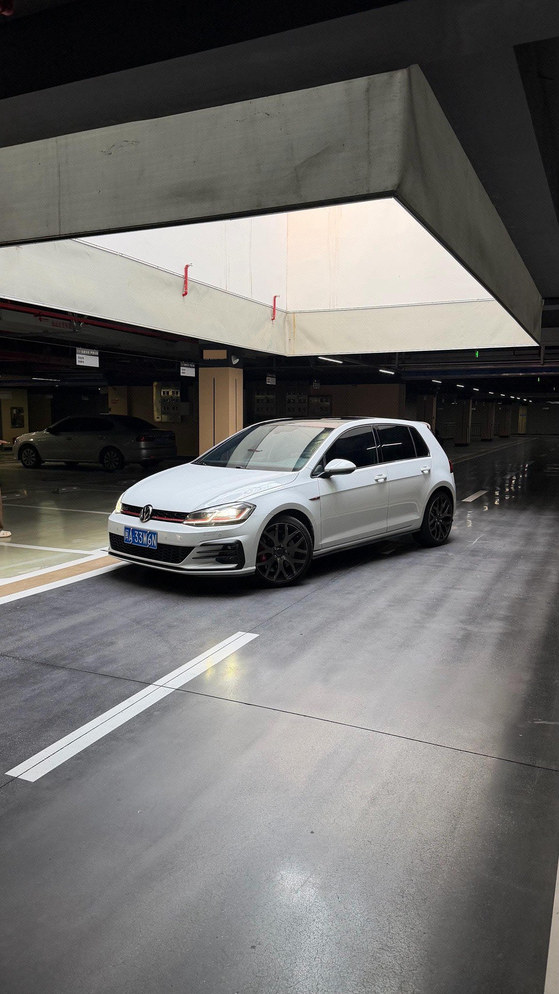 Volkswagen GolfGTI 2018 Volkswagen GolfGTI 2018 car image