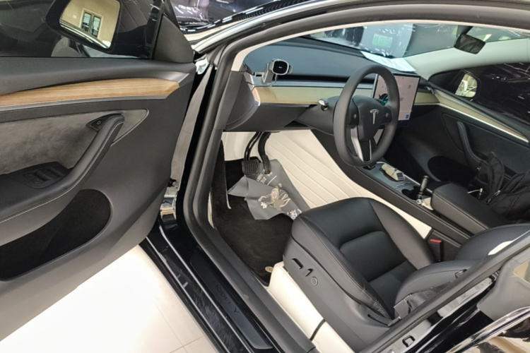 Tesla Model Y 2023 car image #16