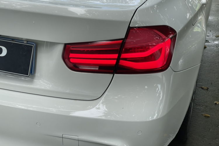 BMW 3 Series 2018 car image #9