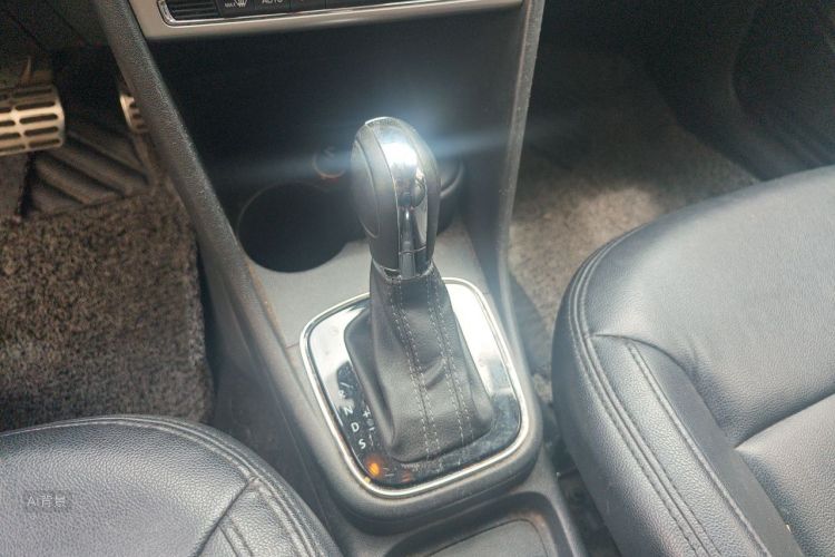 Volkswagen Polo 2015 car image #16