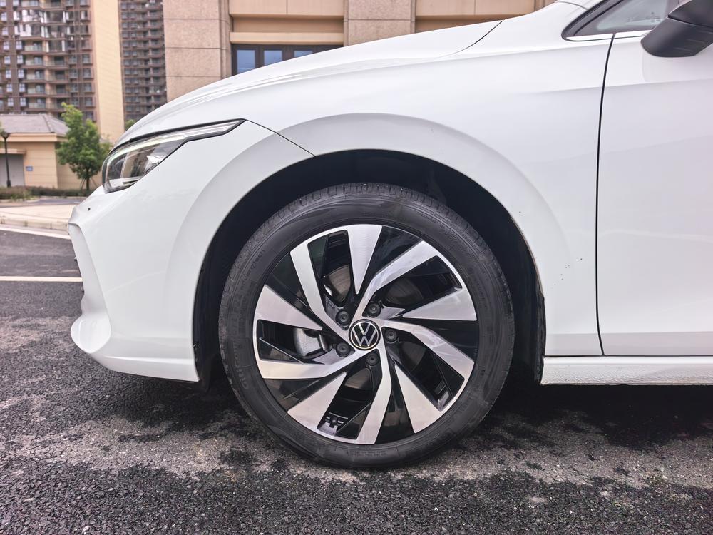 Volkswagen Golf 2025 car image #10