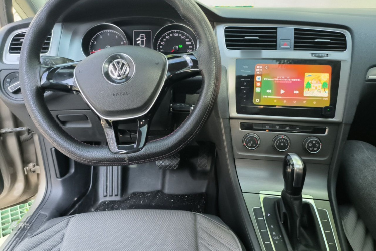 Volkswagen Golf 2017 car image #11