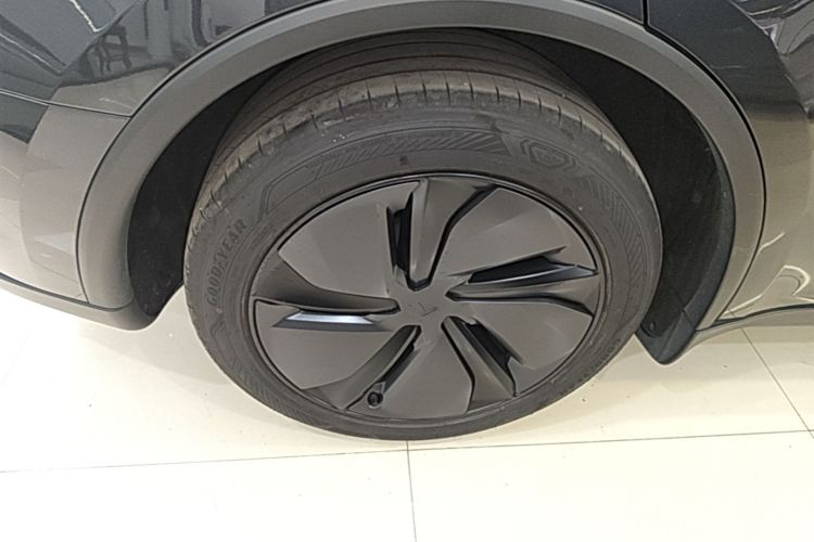 Tesla Model Y 2025 #10 Tesla Model Y 2025 car image #10
