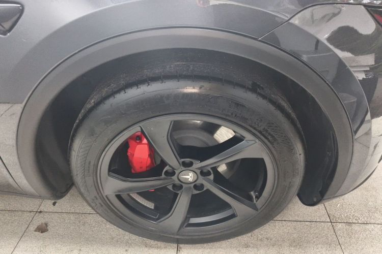 Tesla Model Y 2025 immagine di auto #8