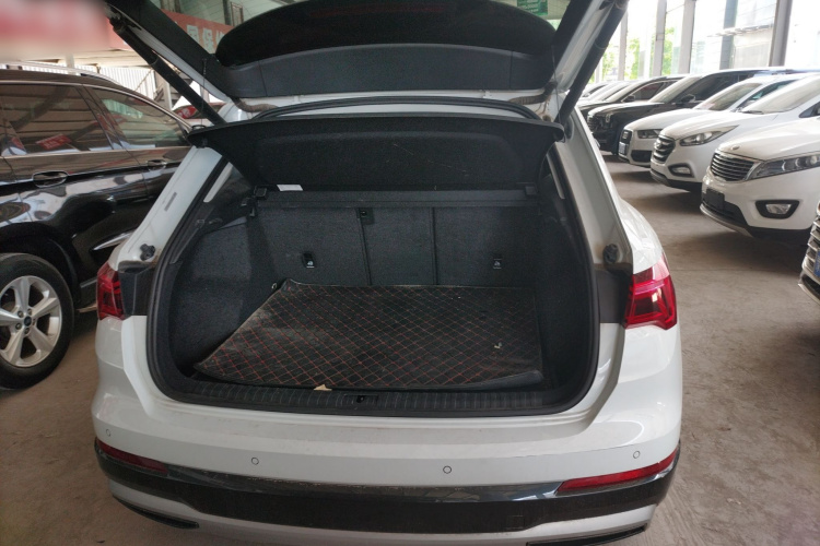 Audi Q3 2020 car image #19