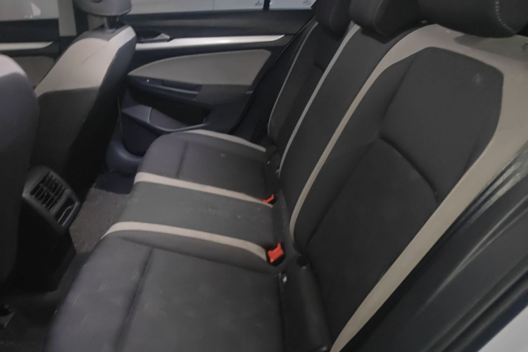 Volkswagen Golf 2023 car image #13