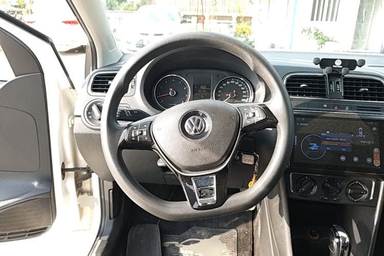 Volkswagen Polo 2015 #11 Volkswagen Polo 2015 car image #11