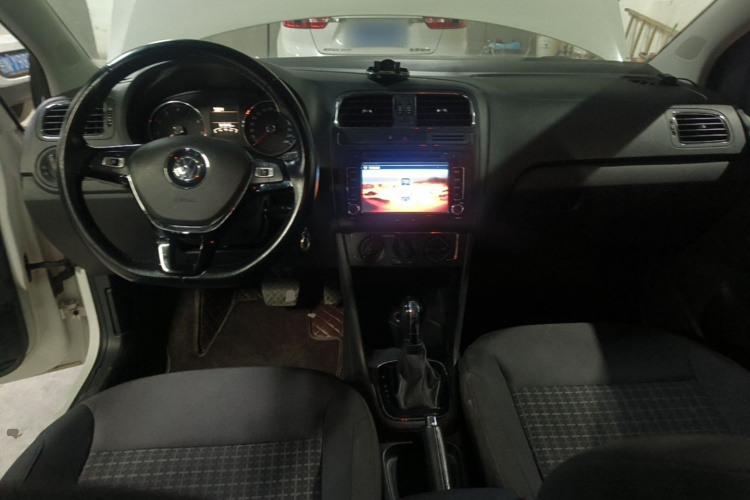 Volkswagen Polo 2016 car image #10