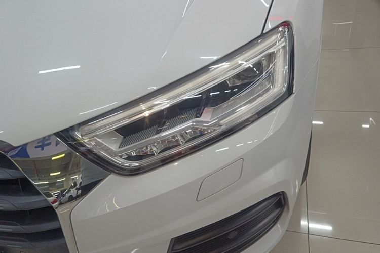 Audi Q3 2019 car image #23