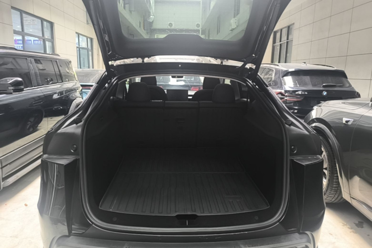 Tesla Model Y 2025 #19 Tesla Model Y 2025 immagine di auto #19