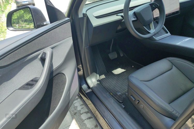 Tesla Model Y 2025 #18 Tesla Model Y 2025 car image #18