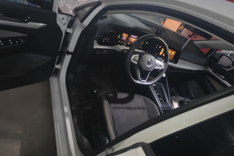 Volkswagen Golf 2023 car image #12