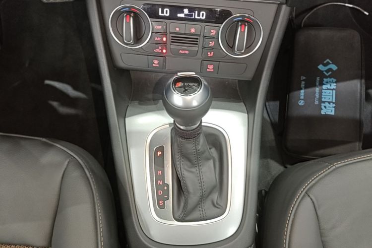 Audi Q3 2017 car image #14