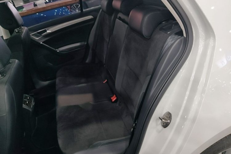 Volkswagen Golf 2018 car image #17
