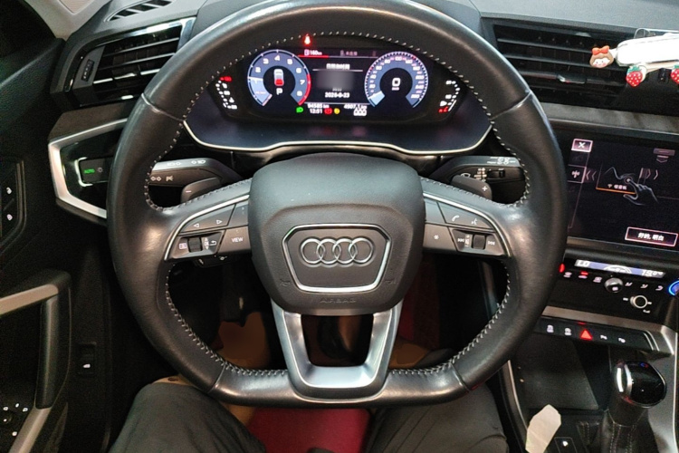 Audi Q3 2021 car image #11