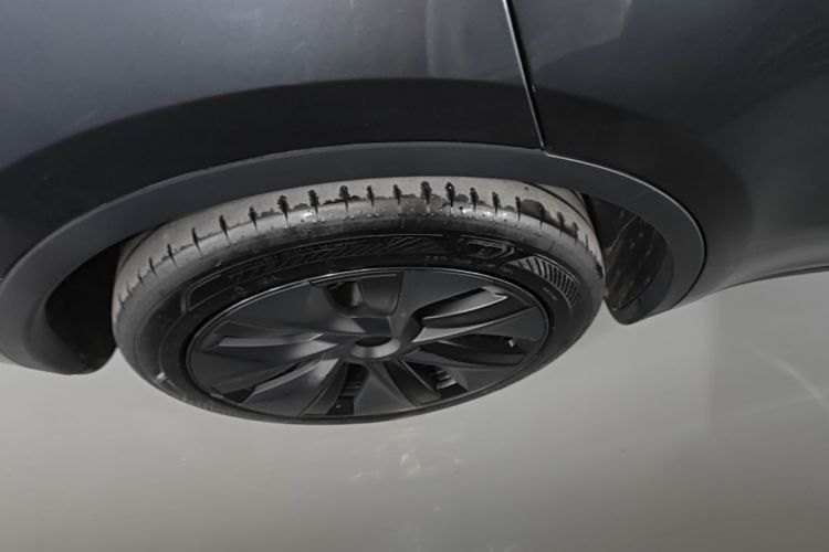 Tesla Model Y 2025 car image #10