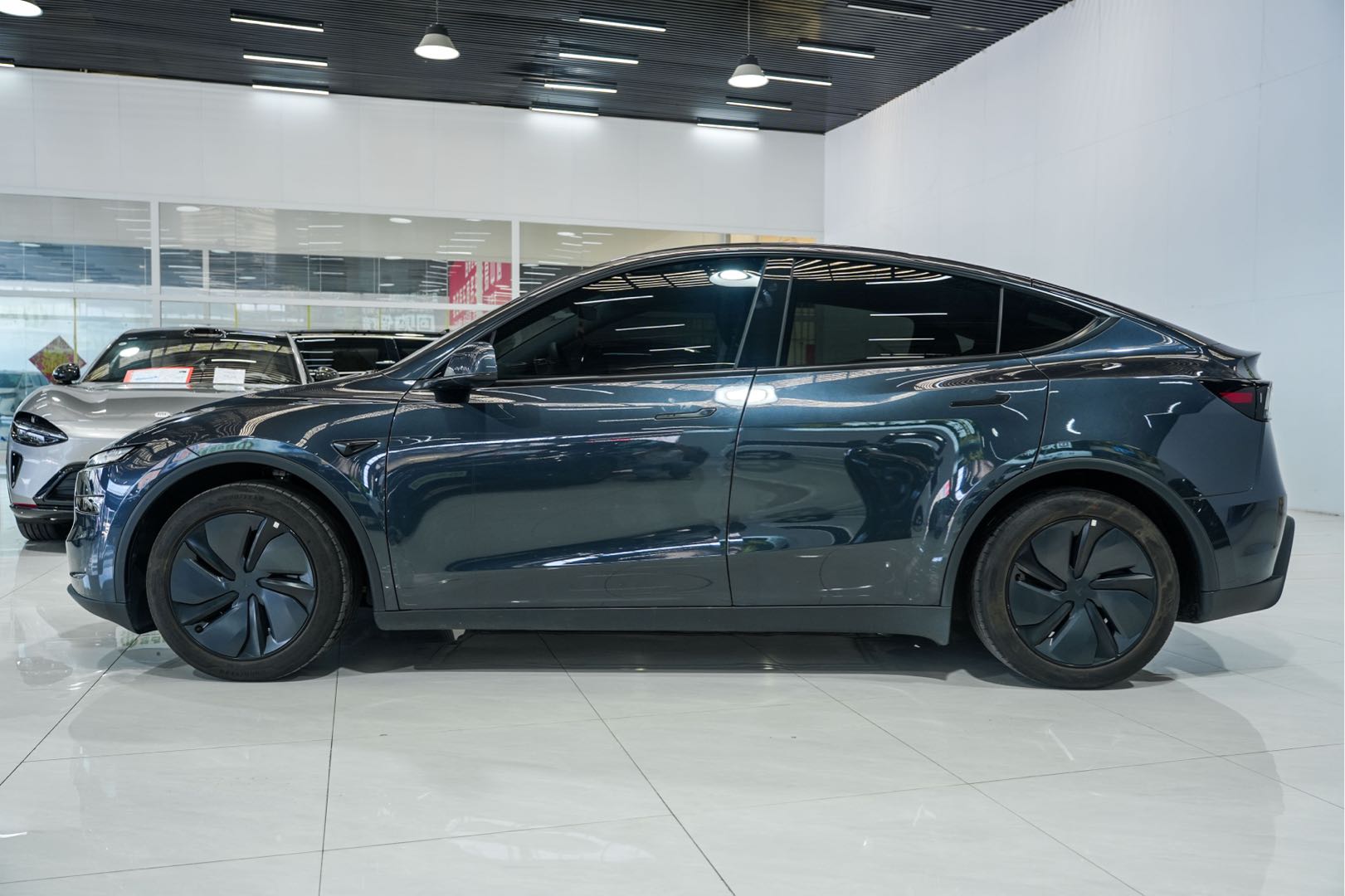 Tesla Model Y 2025 car image #4