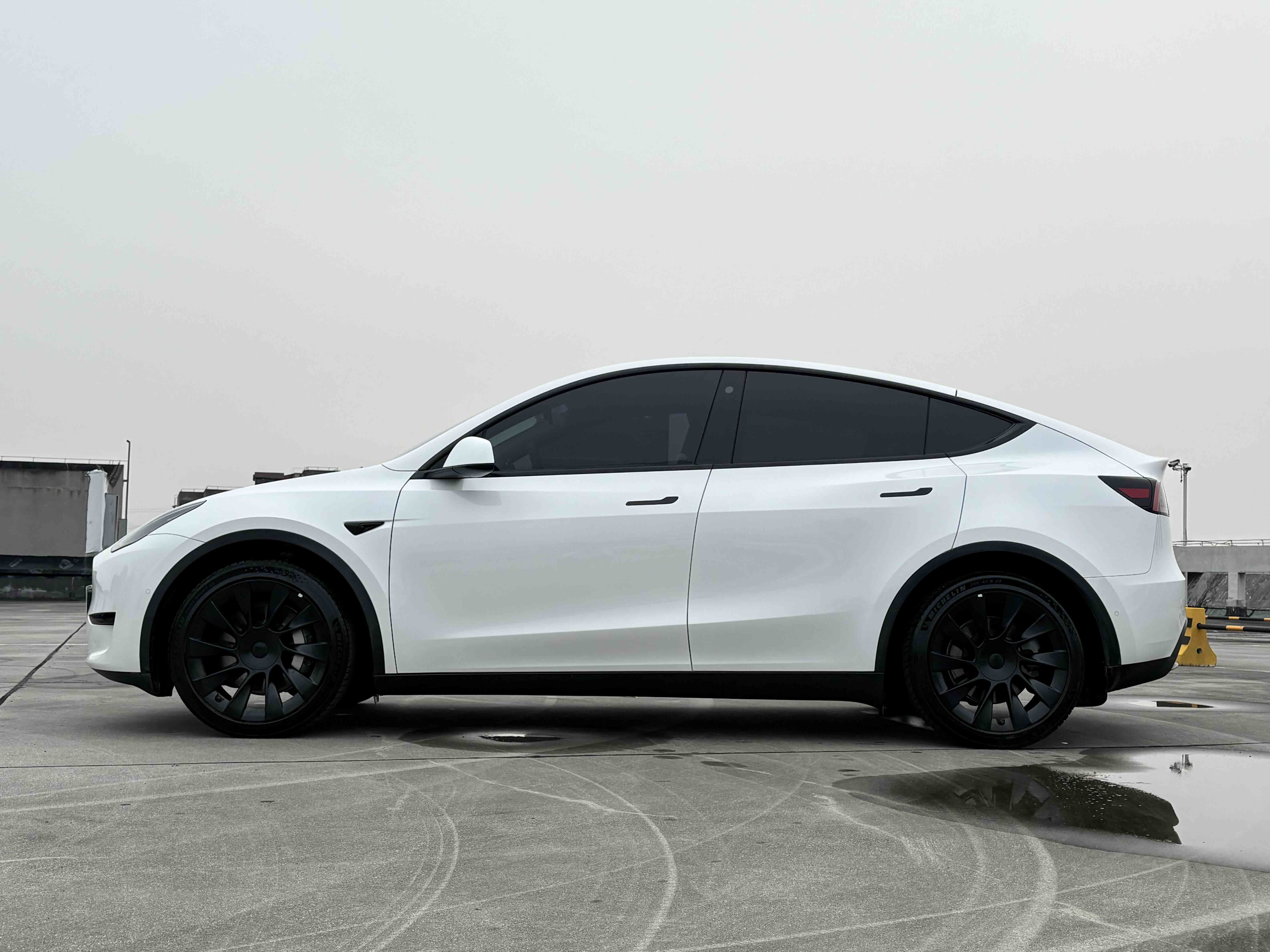 Tesla Model Y 2023 изображение автомобиля #3