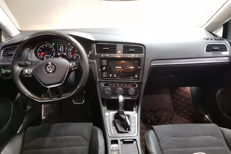 Volkswagen Golf 2019 car image #10