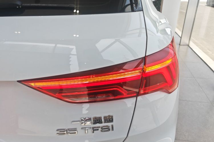 Audi Q3 2021 car image #8