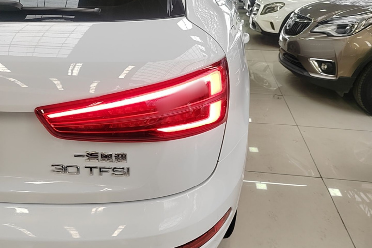 Audi Q3 2017 car image #8