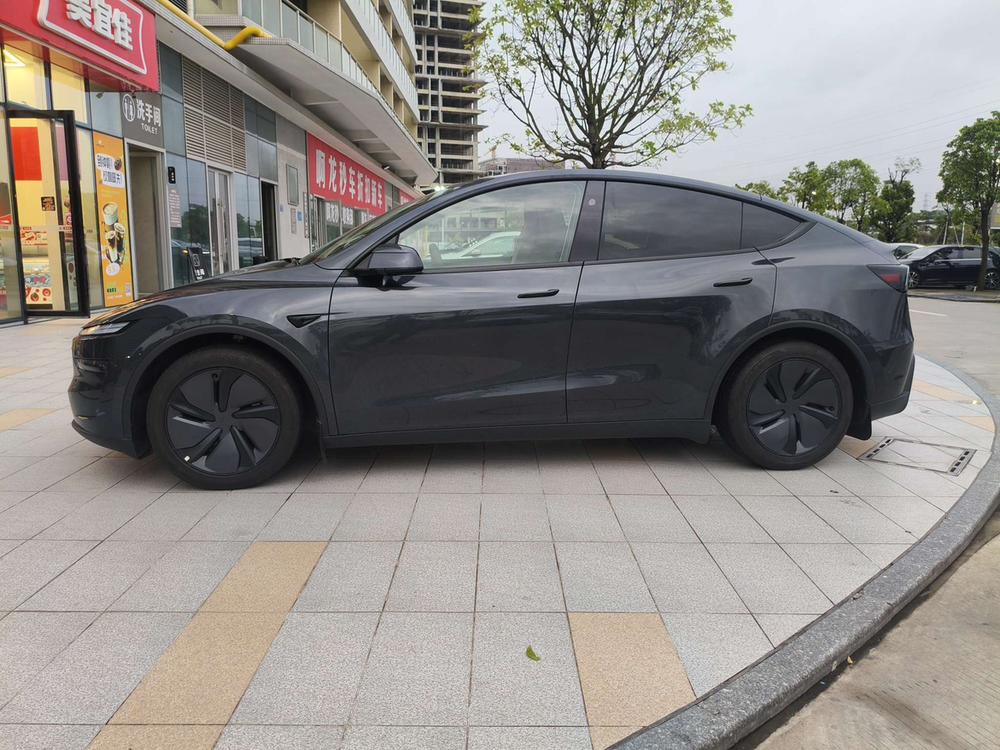 Tesla Model Y 2025 #3 Tesla Model Y 2025 car image #3