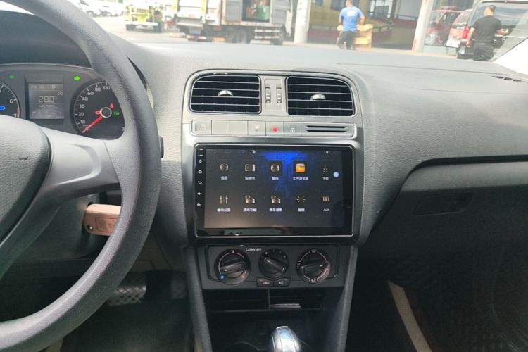 Volkswagen Polo 2018 car image #13