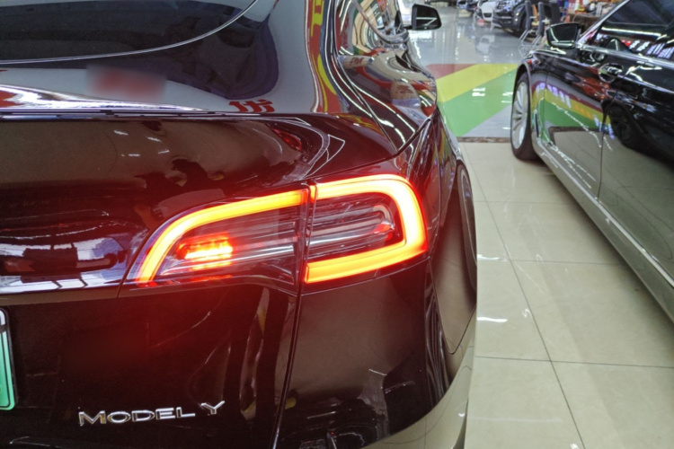 Tesla Model Y 2023 car image #8