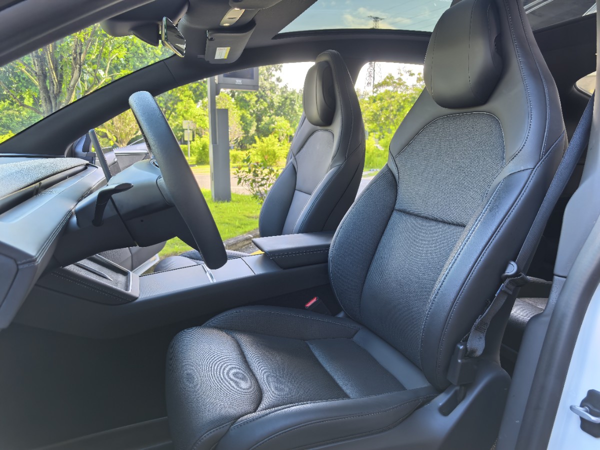 Tesla Model Y L 2025 #5 Tesla Model Y L 2025 car image #5