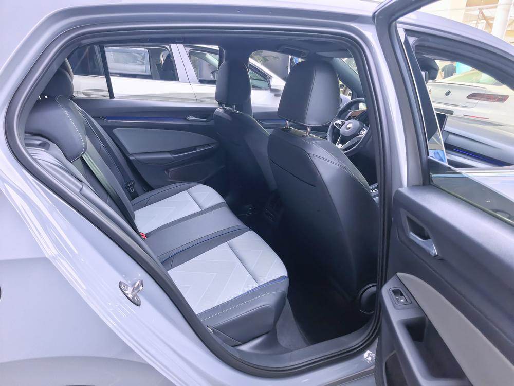 Volkswagen Golf 2026 car image #18