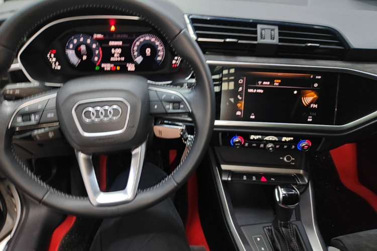 Audi Q3 2022 car image #10
