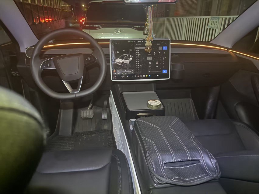Tesla Model Y 2025 #3 Tesla Model Y 2025 car image #3