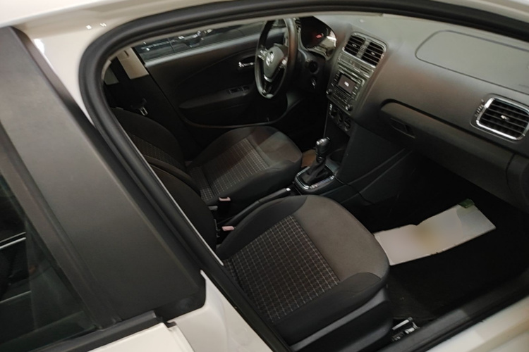 Volkswagen Polo 2016 car image #24