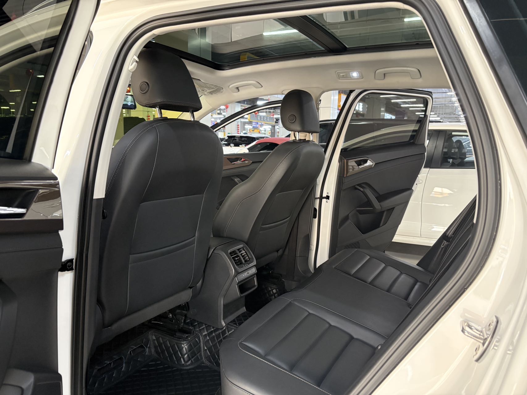 Volkswagen Tharu 2022 car image #5
