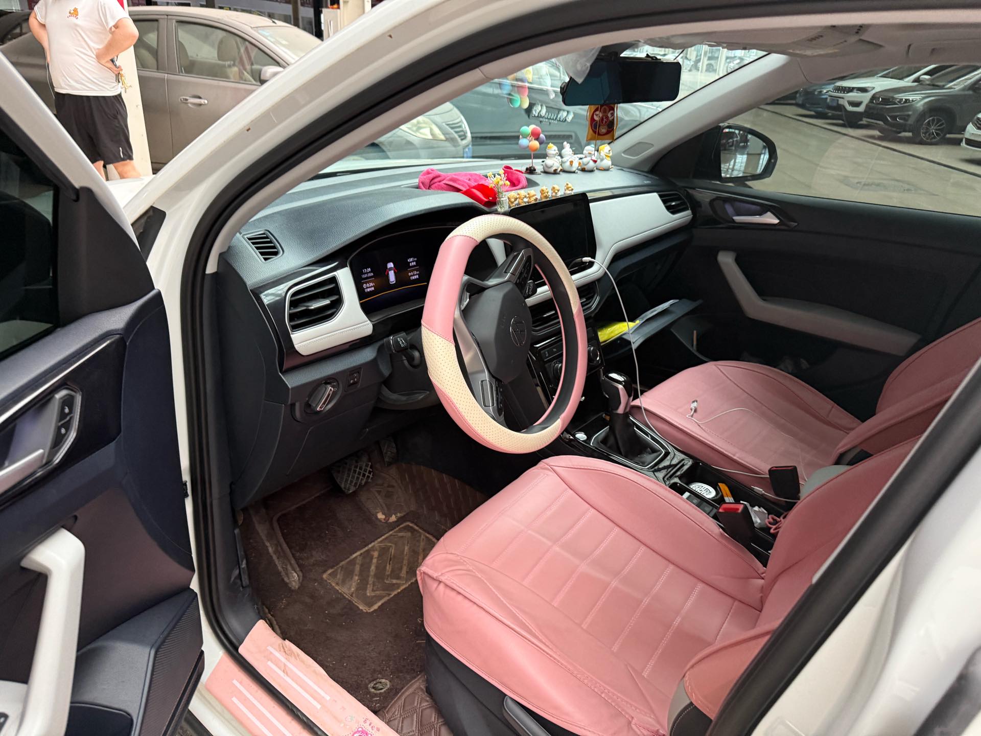 Volkswagen Tharu 2025 car image #3