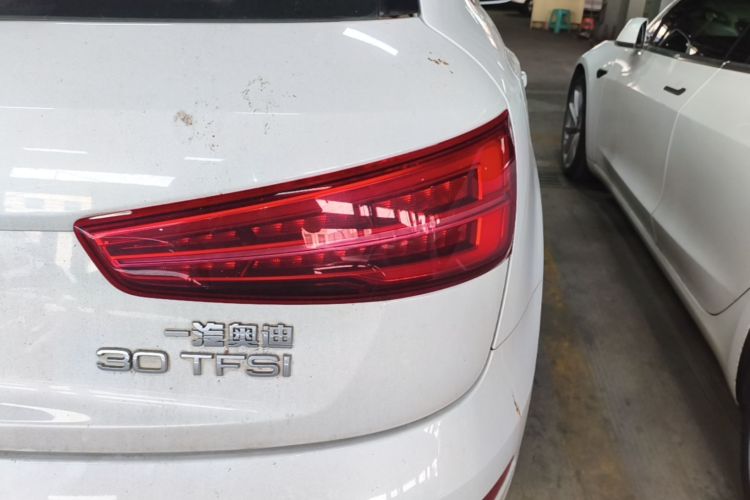 Audi Q3 2018 car image #8