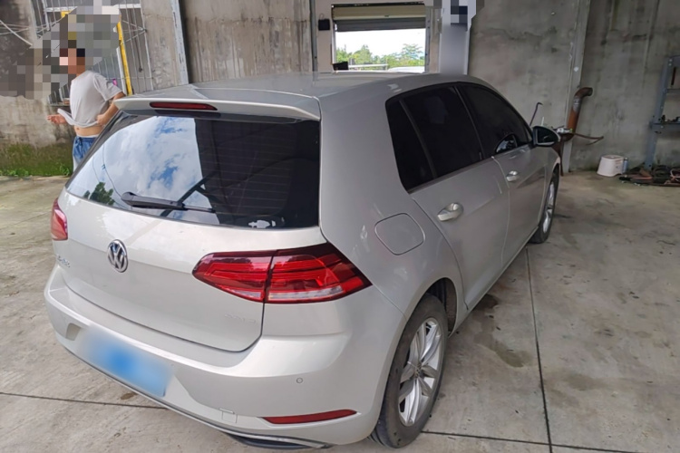Volkswagen Golf 2018 car image #7