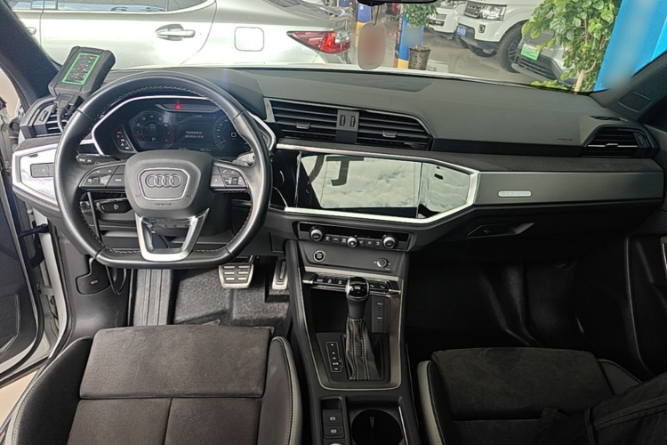 Audi Q3 2023 car image #10