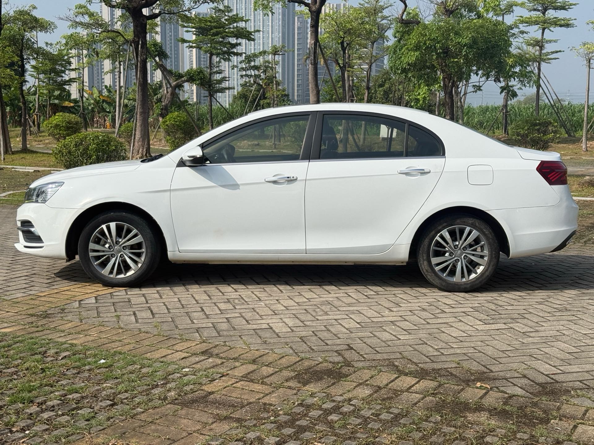 GEELY Emgrand 2019 car image #19