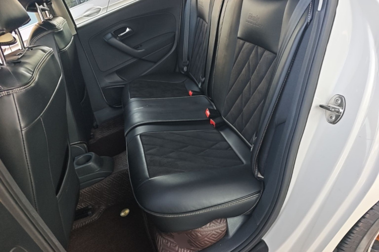 Volkswagen Polo 2015 car image #17