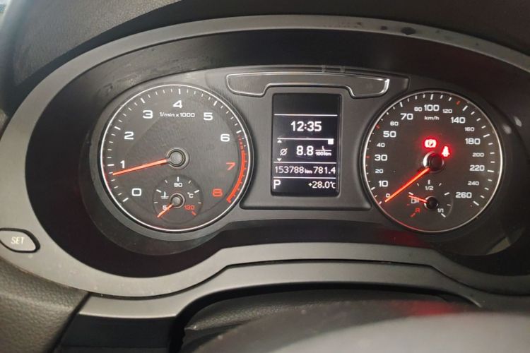 Audi Q3 2017 car image #12