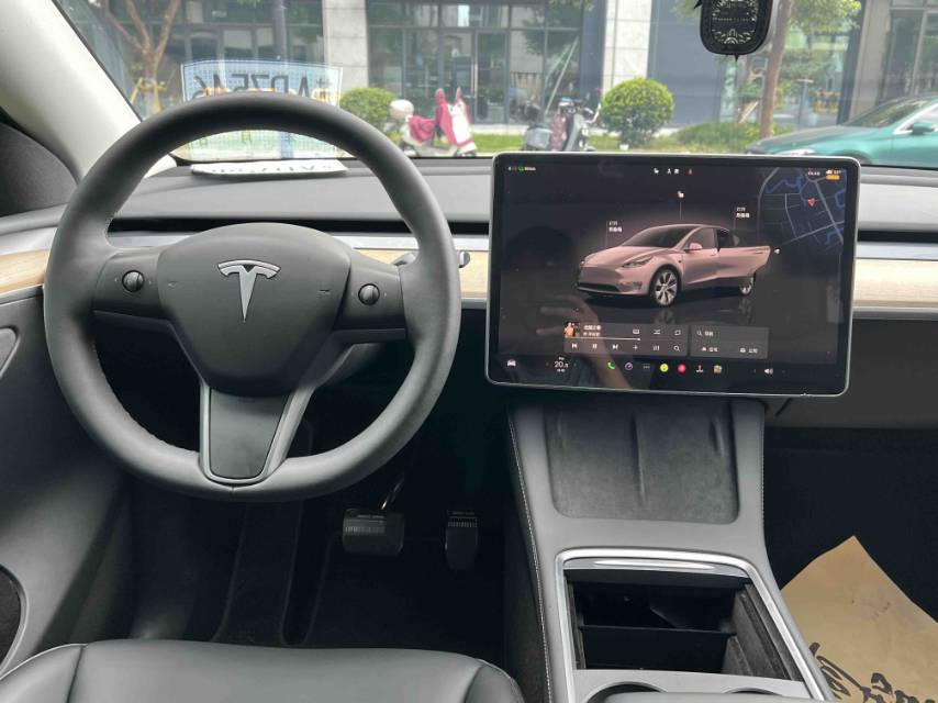 Tesla Model Y 2023 car image #9
