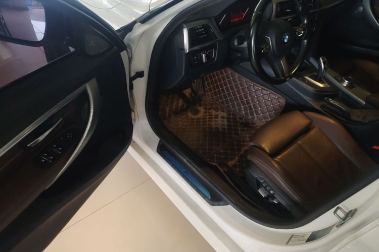BMW 3 Series 2019 car image #16
