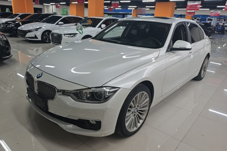 BMW 3 Series 2018 immagine di auto #2