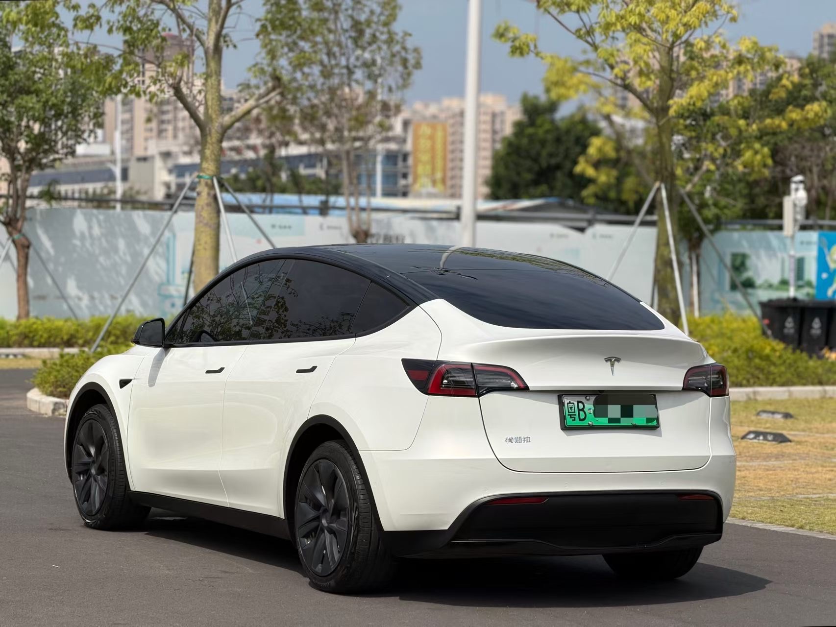 Tesla Model Y 2023 car image #8