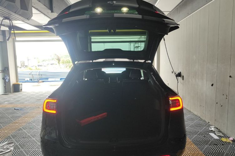Tesla Model Y 2021 car image #19